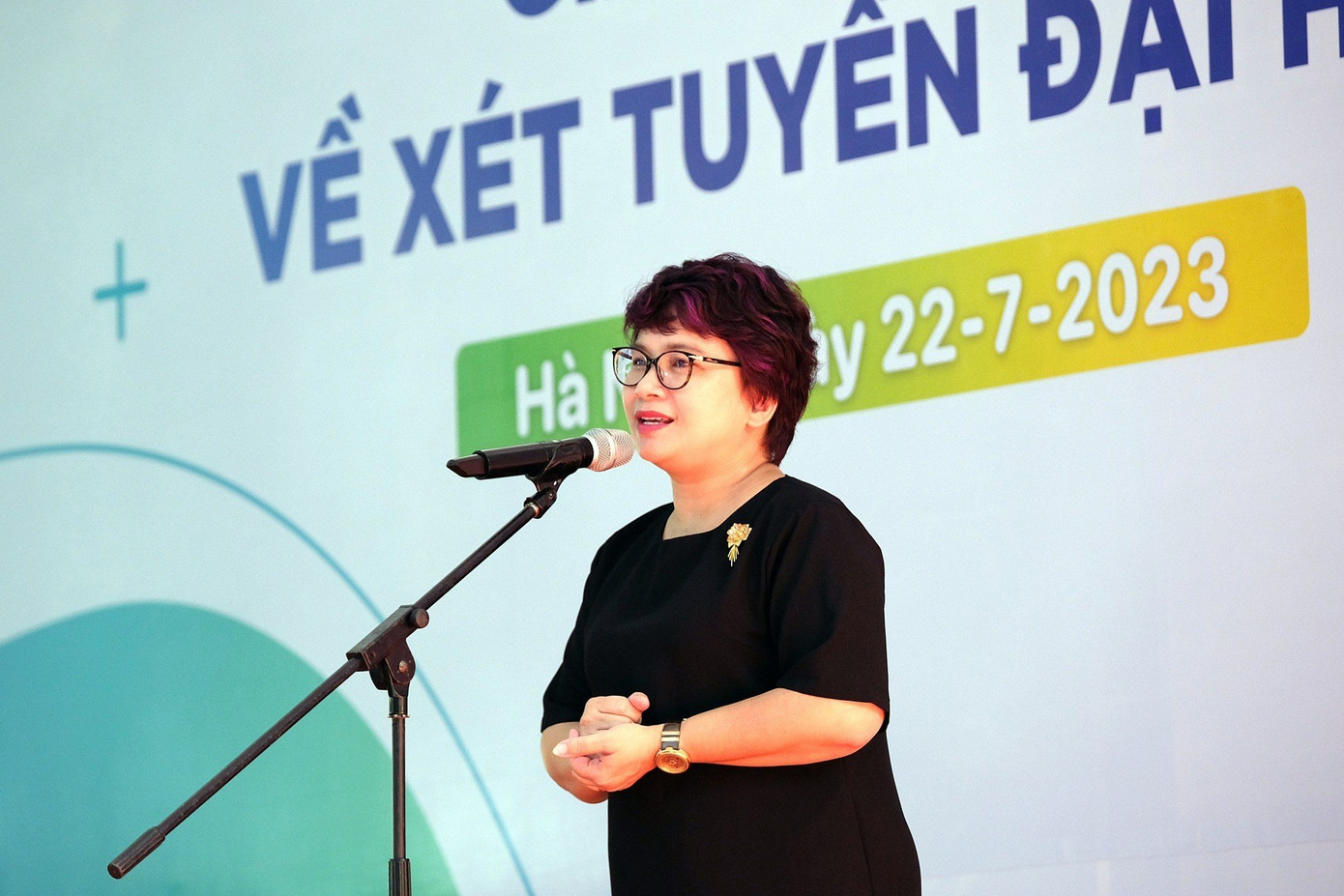 PGS. Nguyễn Thu Thủy khuyên thí sinh không nên bỏ trứng hết vào một giỏ", nhưng thí sinh đăng ký cả trăm nguyện vọng là không cần thiết. PGS. Nguyễn Thu Thủy khuyên thí sinh không nên bỏ trứng hết vào một giỏ", nhưng thí sinh đăng ký cả trăm nguyện vọng là không cần thiết.