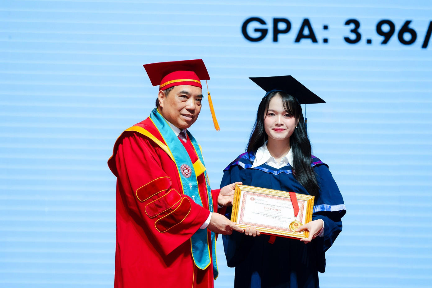 Nguyễn Thị Thơm (bên phải) nhận bằng tốt nghiệp của Trường Đại học Ngoại thương. Nguyễn Thị Thơm (bên phải) nhận bằng tốt nghiệp của Trường Đại học Ngoại thương.