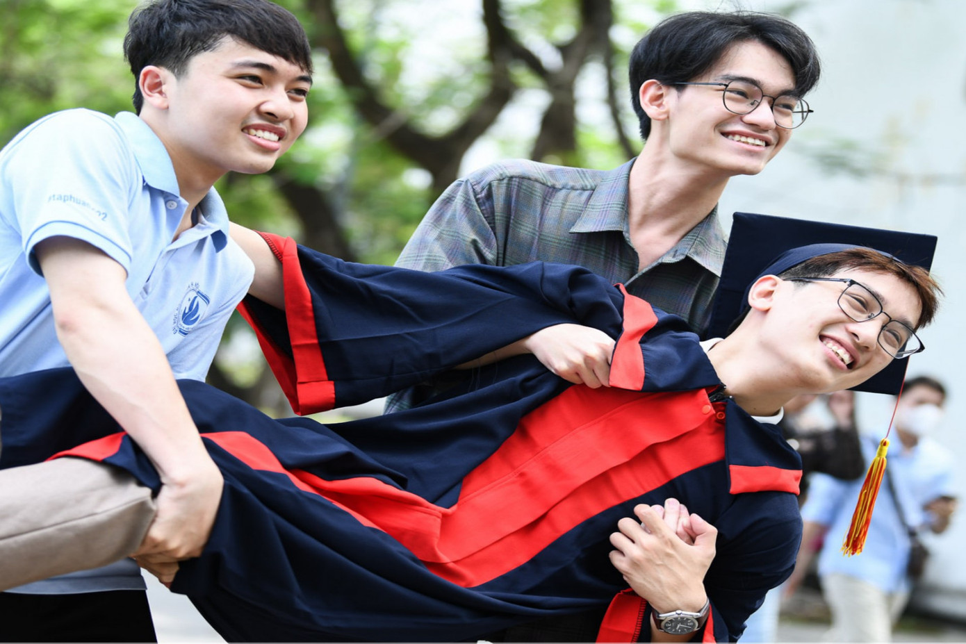 SV ĐH Bách khoa Hà Nội trong ngày tốt nghiệp SV ĐH Bách khoa Hà Nội trong ngày tốt nghiệp