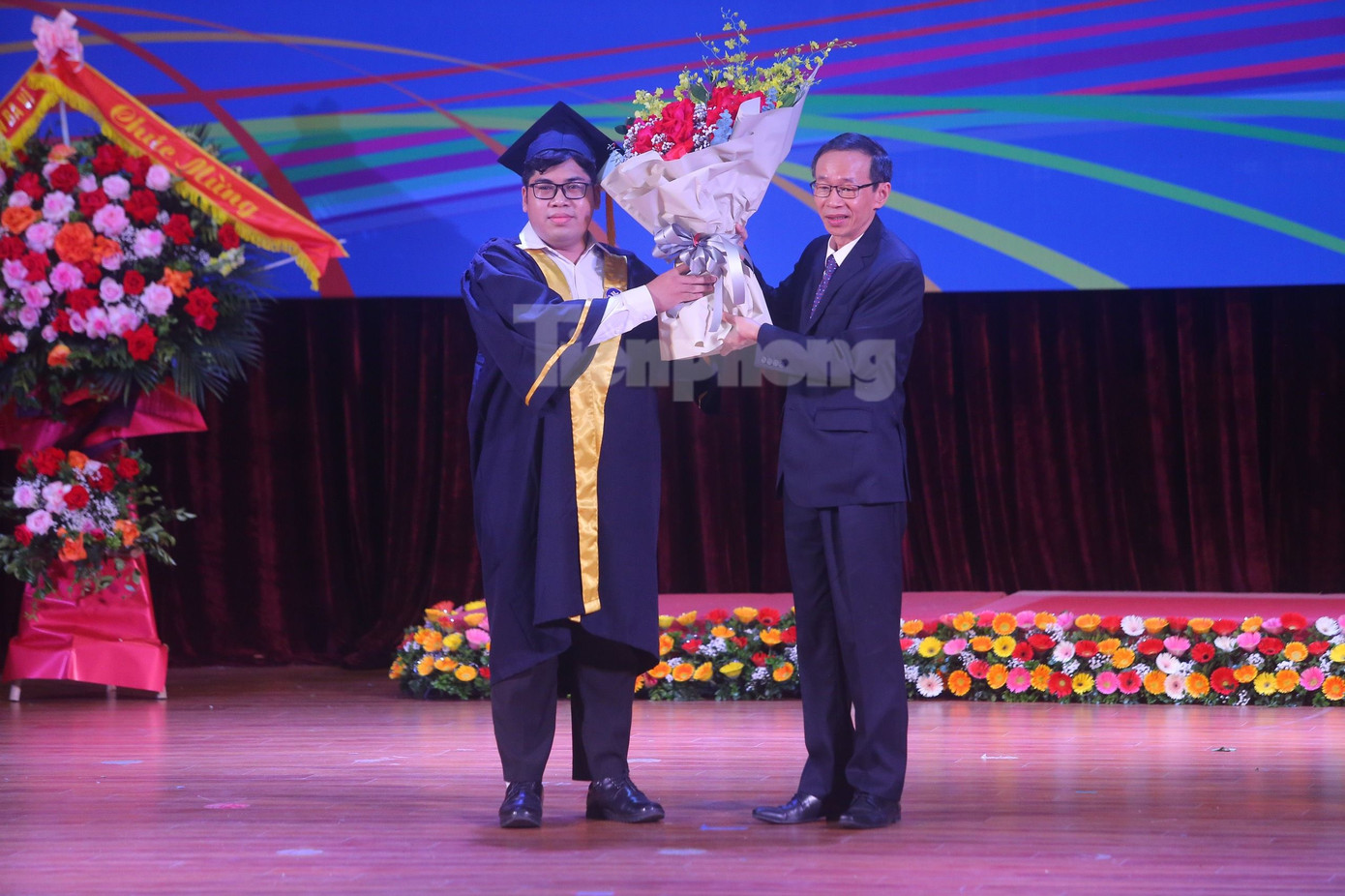 Đại diện sinh viên tốt nghiệp tặng hoa GS Nguyễn Văn Minh, Hiệu trưởng Nhà trường như một lời tri ân sau 4 năm học tập