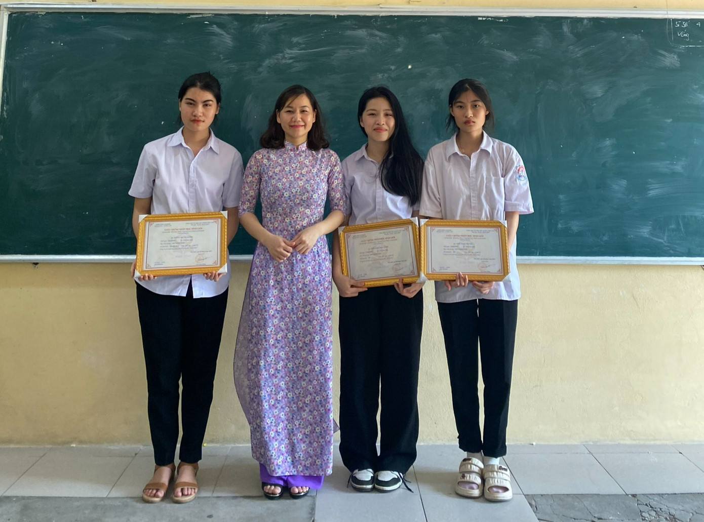 Trần Ngọc Đan Thanh (thứ hai từ phải sang).Ảnh: Thầy Hoàng Hà cung cấp. Trần Ngọc Đan Thanh (thứ hai từ phải sang).Ảnh: Thầy Hoàng Hà cung cấp.