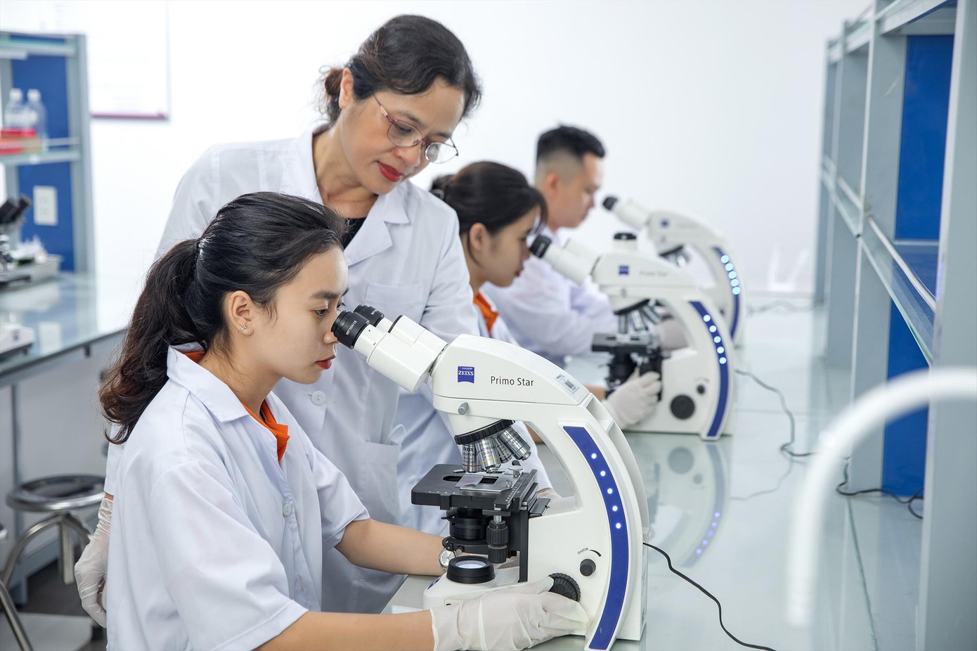 Nghiên cứu trong phòng Lab tại Trường ĐH Phenikaa.
