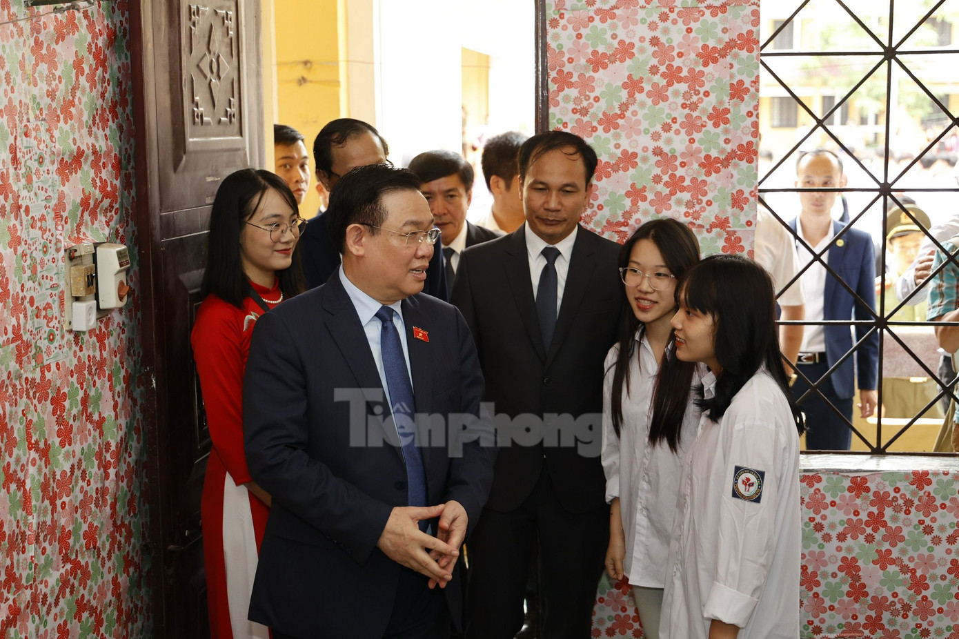 Chủ tịch Quốc hội thăm nơi ăn chốn ở của các em học sinh Chủ tịch Quốc hội thăm nơi ăn chốn ở của các em học sinh