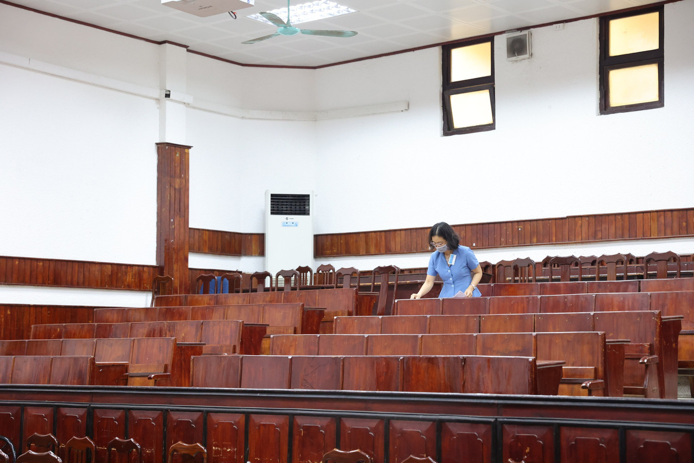 Bên cạnh đó, Nhà thi đấu đa năng cũng được mở cửa để phụ huynh có chỗ tránh nóng trong lúc đợi sĩ tử thi.