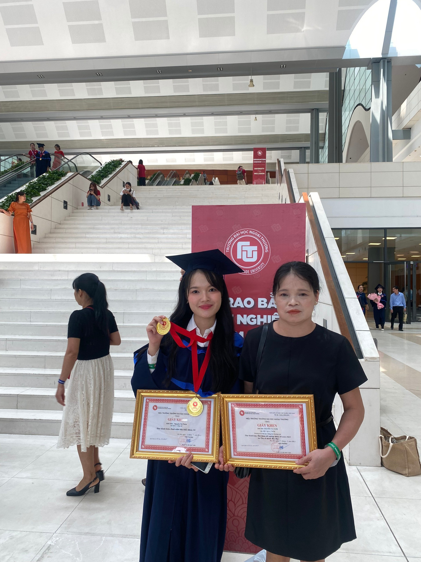 Nguyễn Thị Thơm và mẹ (người bên phải) trong lễ tốt nghiệp. Ảnh: NVCC Nguyễn Thị Thơm và mẹ (người bên phải) trong lễ tốt nghiệp. Ảnh: NVCC