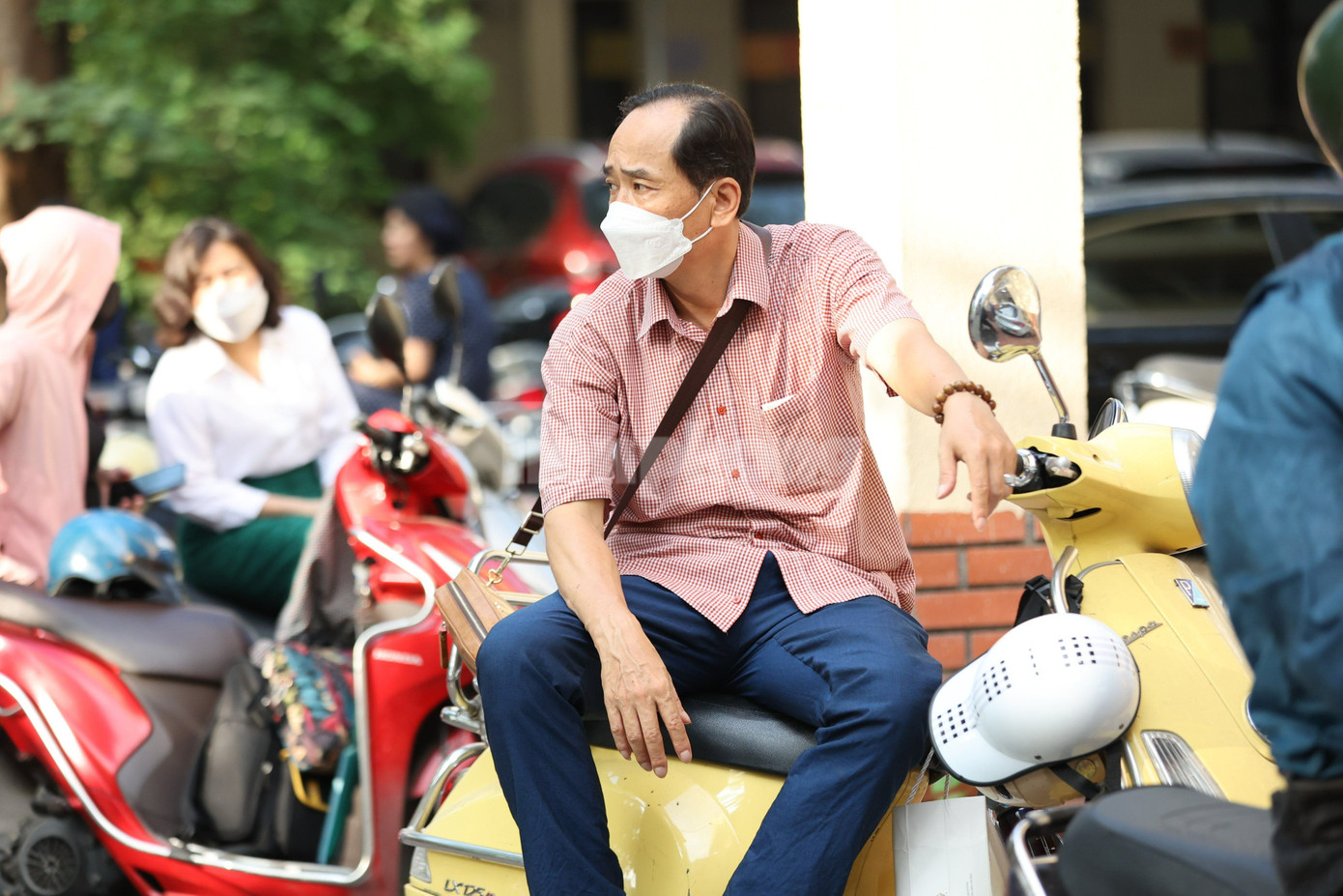 Hồi hộp chờ con vào phòng thi