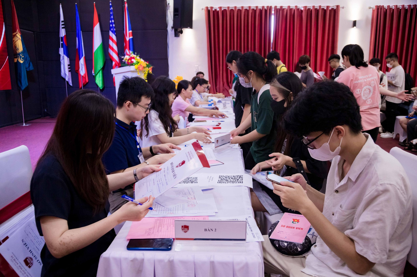 Tân sinh viên nhập học năm 2023. Ảnh: UEB