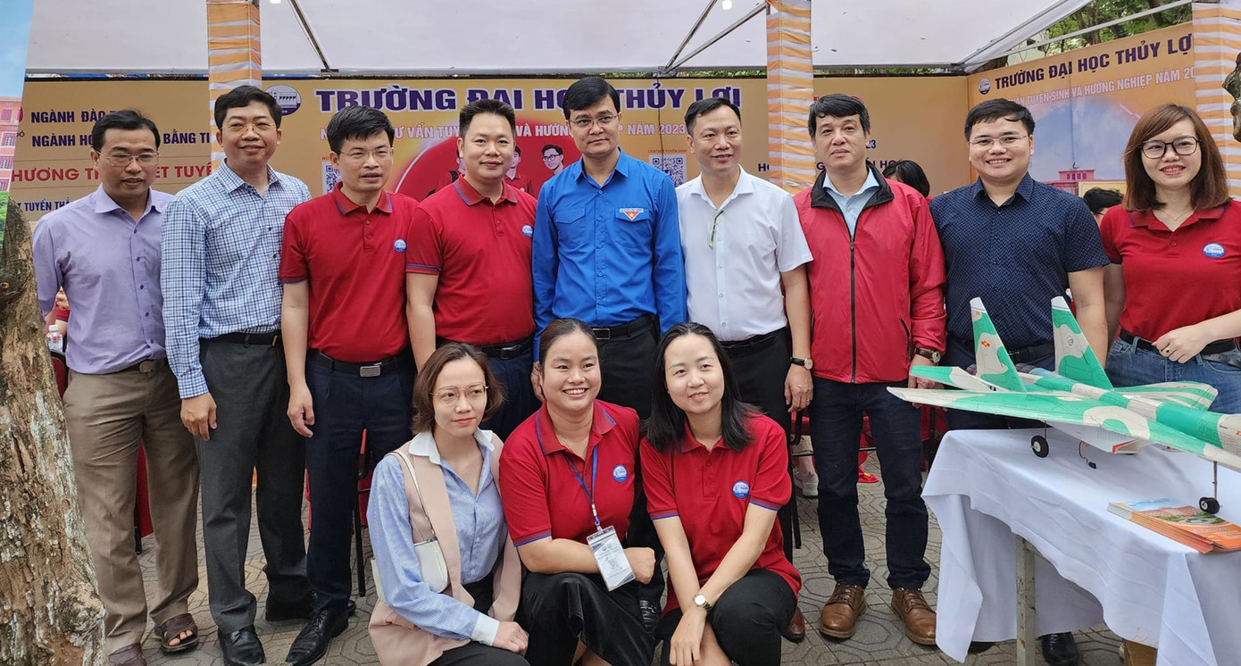 Anh Bùi Quang Huy - Bí thư thứ nhất Trung ương Đoàn tới thăm gian hàng của Trường Đại học Thủy lợi. Ảnh: TLU Anh Bùi Quang Huy - Bí thư thứ nhất Trung ương Đoàn tới thăm gian hàng của Trường Đại học Thủy lợi. Ảnh: TLU