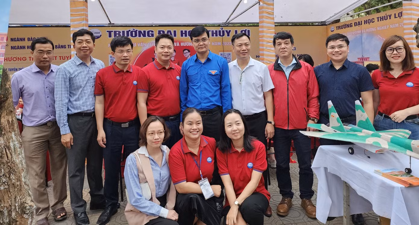 Anh Bùi Quang Huy - Bí thư thứ nhất Trung ương Đoàn tới thăm gian hàng của Trường Đại học Thủy lợi. Ảnh: TLU