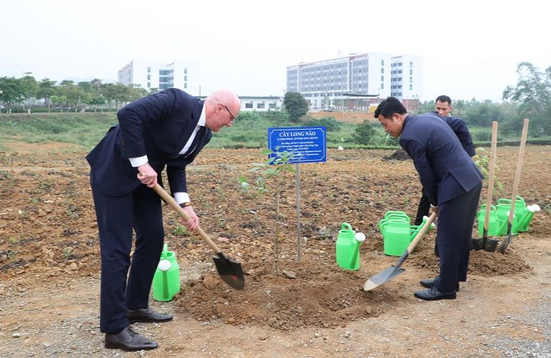 Phó Thủ tướng Liên bang Nga D.N. Chernyshenko (bên trái) trồng cây tại khuôn viên ĐHQGHN tại Hòa Lạc.