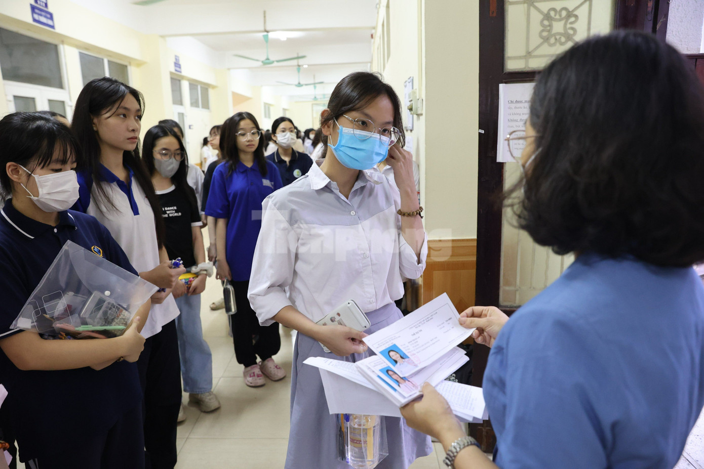 Từ 6h00 sáng, hàng nghìn phụ huynh, thí sinh đã có mặt tại các phòng thi để làm thủ tục dự thi.