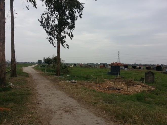 Ngôi mộ cổ bên đường liên thôn bị khai quật đã được cơ quan chức năng phong tỏa hiện trường. Ngôi mộ cổ bên đường liên thôn bị khai quật đã được cơ quan chức năng phong tỏa hiện trường