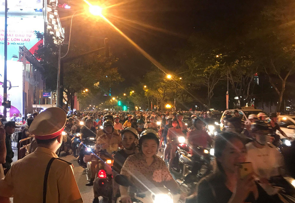 Triệu người cùng đếm ngược hô vang 'chúc mừng năm mới' ảnh 23