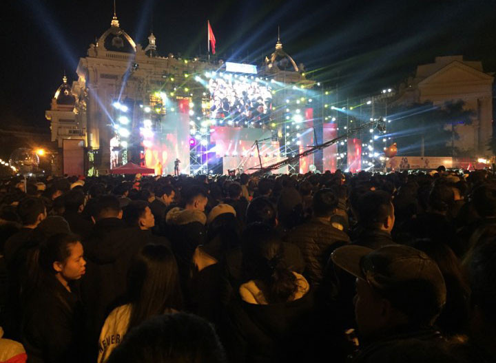 Triệu người cùng đếm ngược hô vang 'chúc mừng năm mới' ảnh 8