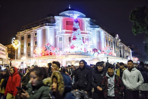 Triệu người cùng đếm ngược hô vang 'chúc mừng năm mới' ảnh 21