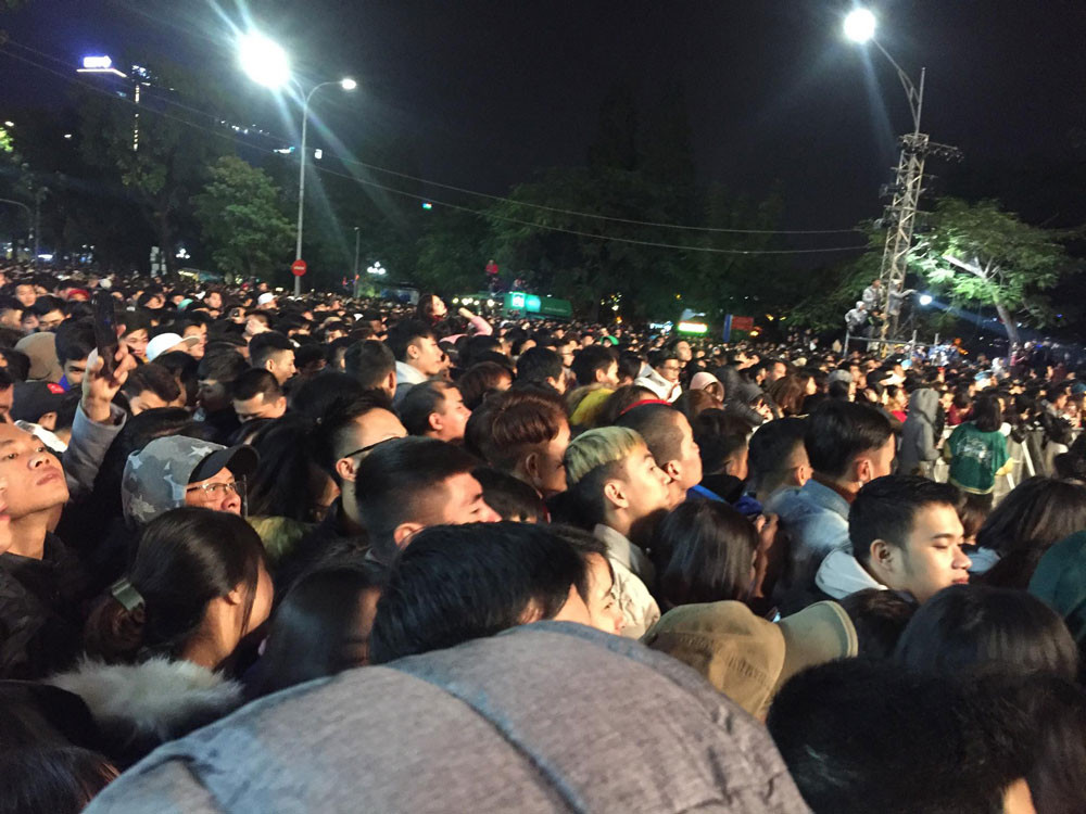 Triệu người cùng đếm ngược hô vang 'chúc mừng năm mới' ảnh 12