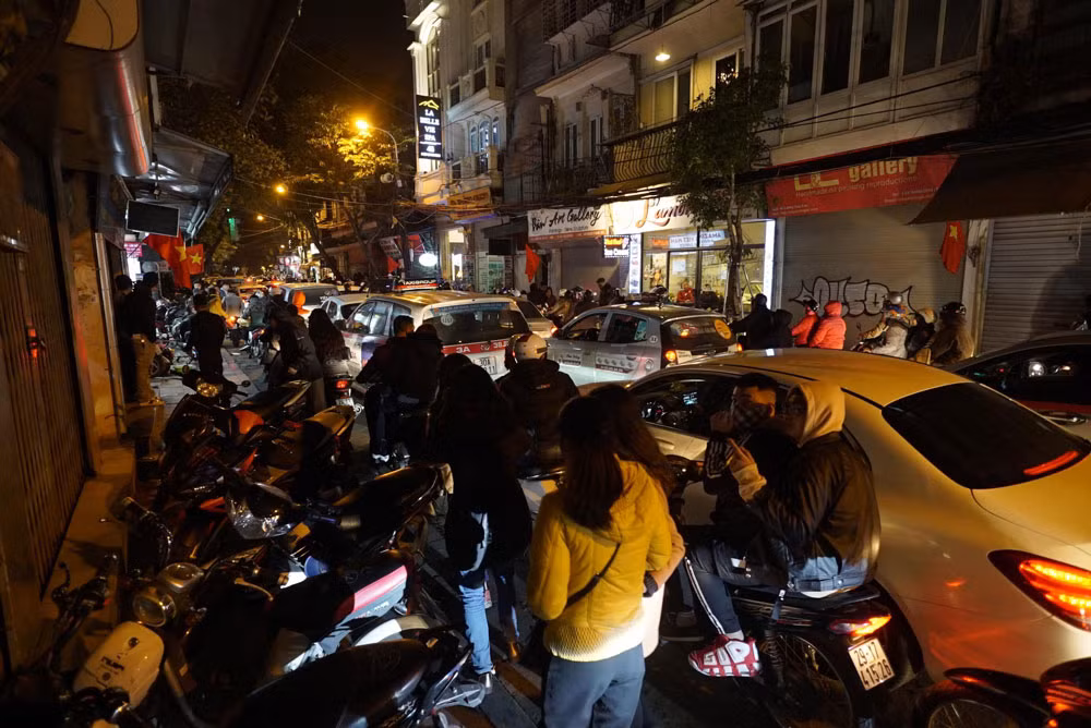 Triệu người cùng đếm ngược hô vang 'chúc mừng năm mới' ảnh 16