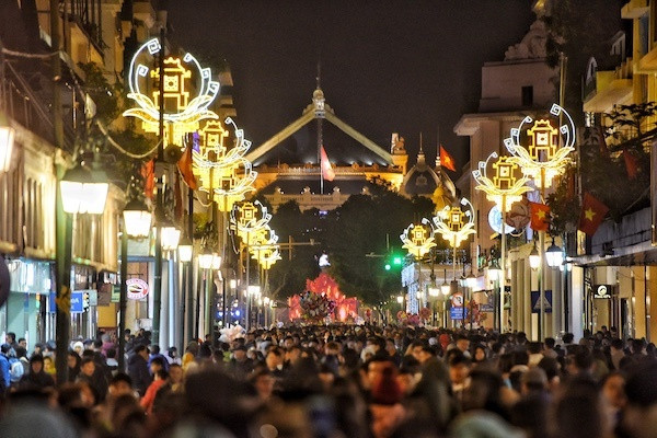 Triệu người cùng đếm ngược hô vang 'chúc mừng năm mới' ảnh 19