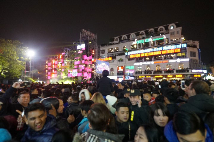 Triệu người cùng đếm ngược hô vang 'chúc mừng năm mới' ảnh 17