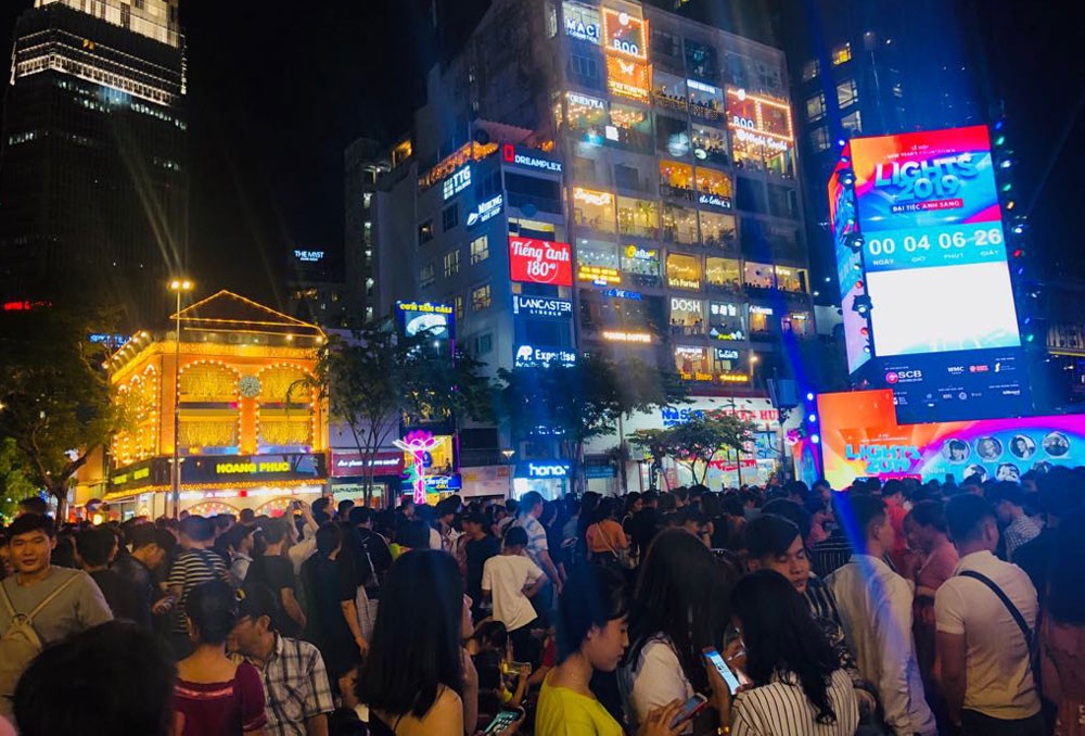 Triệu người cùng đếm ngược hô vang 'chúc mừng năm mới' ảnh 26