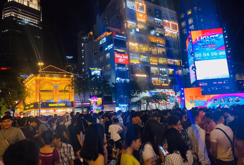 Triệu người cùng đếm ngược hô vang 'chúc mừng năm mới' ảnh 26