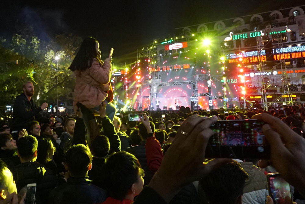 Triệu người cùng đếm ngược hô vang 'chúc mừng năm mới' ảnh 11