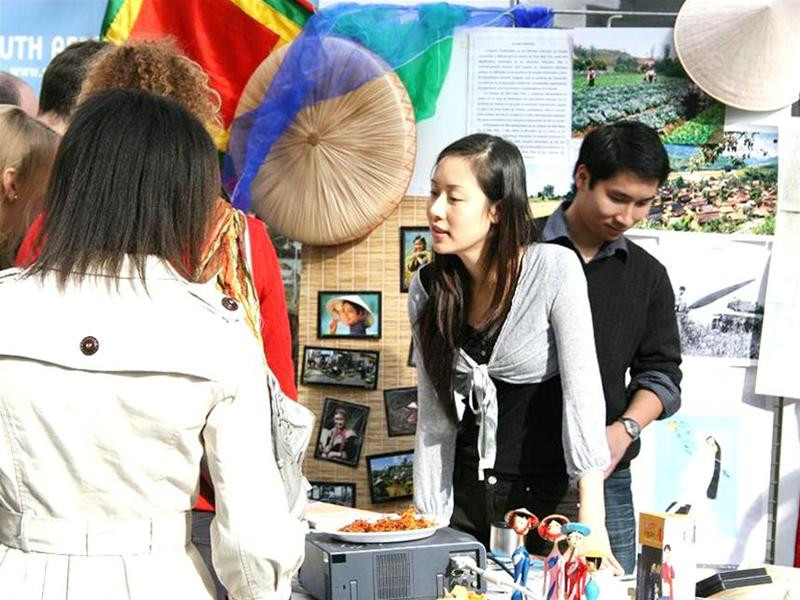 Hoa hậu Ngô Phương Lan tại gian hàng trưng bày Việt Nam tại ĐH Giơ-ne-vơ