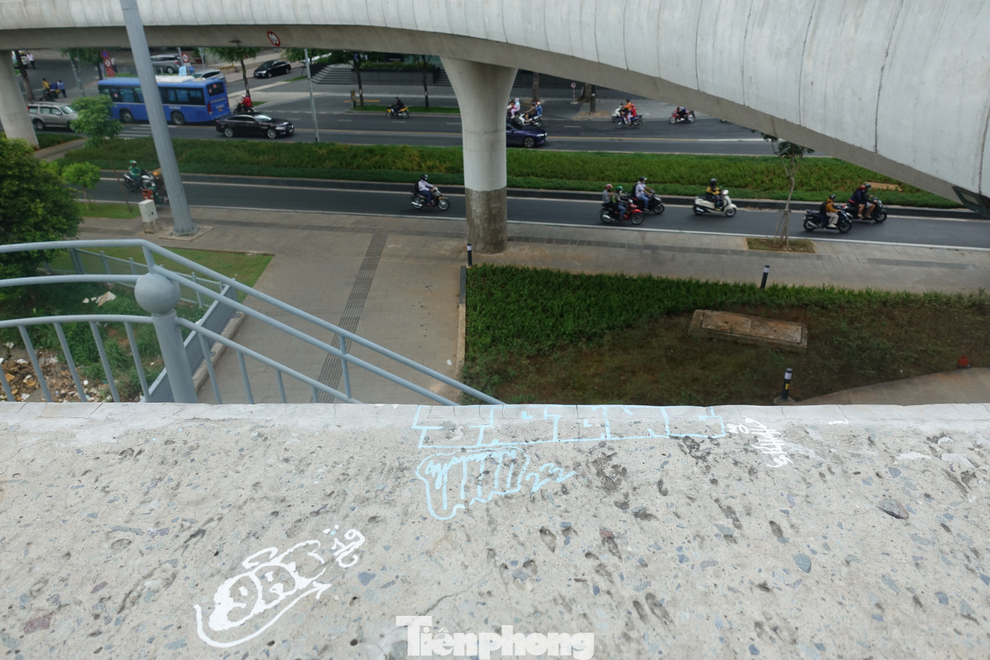 Những nét vẽ bậy khiến công trình có giá trị thẩm mỹ của TPHCM trở nên mất thẩm mỹ. Những nét vẽ bậy khiến công trình có giá trị thẩm mỹ của TPHCM trở nên mất thẩm mỹ.