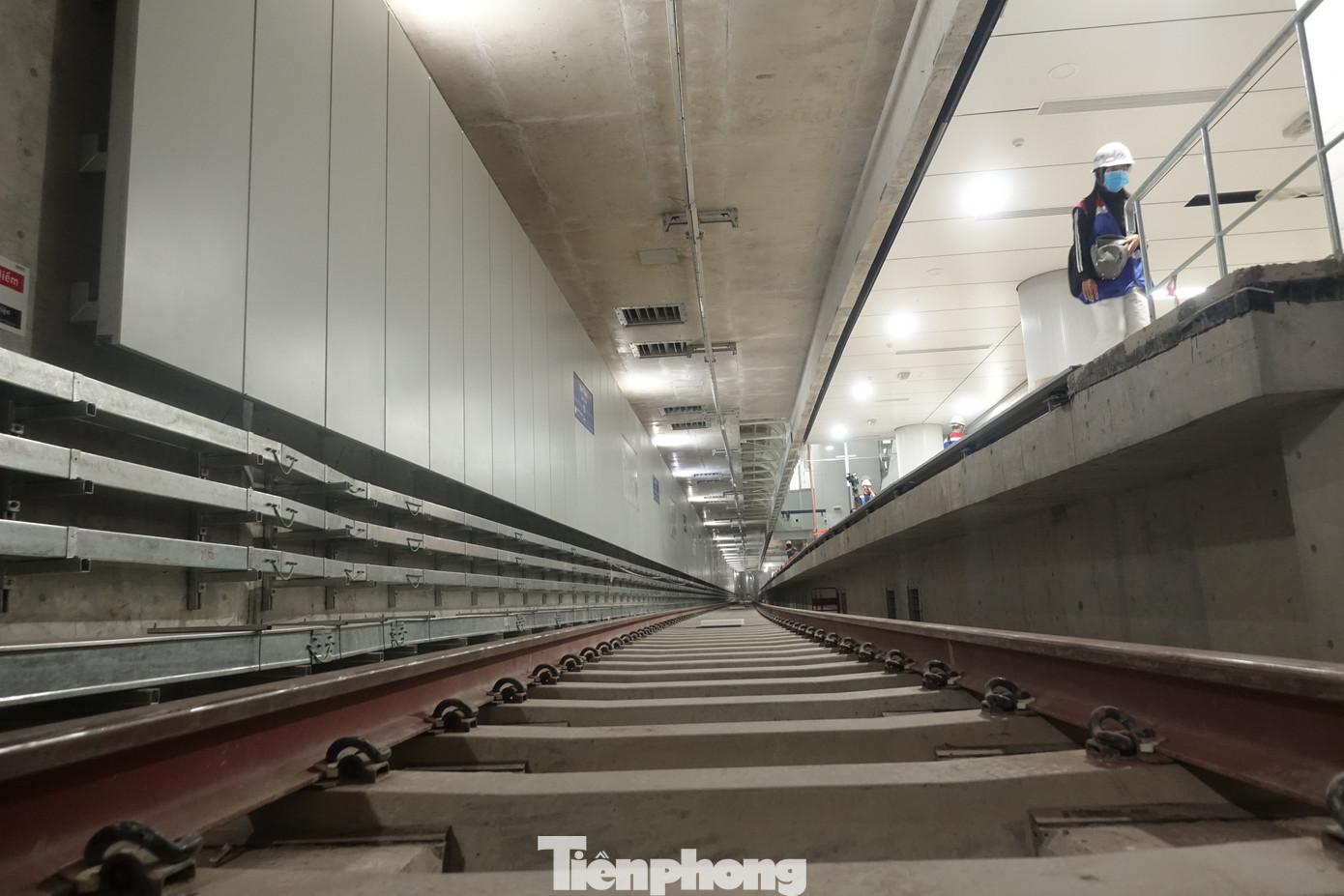 Bên dưới khu vực tầng ke ga. Bên dưới khu vực tầng ke ga.