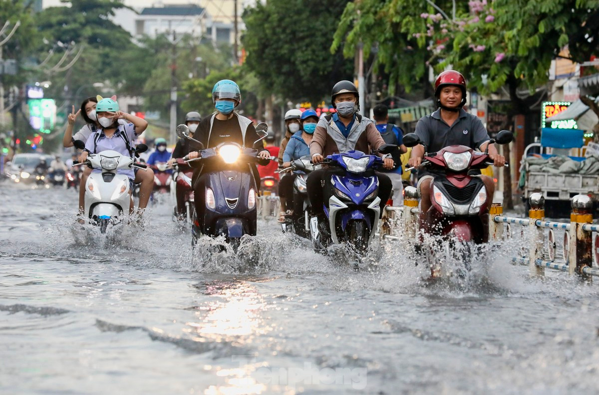 Nhiều tuyến đường quận Gò Vấp (TPHCM) bị ngập sau cơn mưa lớn kéo dài chiều 17/8. Ảnh: DUY ANH Nhiều tuyến đường quận Gò Vấp (TPHCM) bị ngập sau cơn mưa lớn kéo dài chiều 17/8. Ảnh: DUY ANH