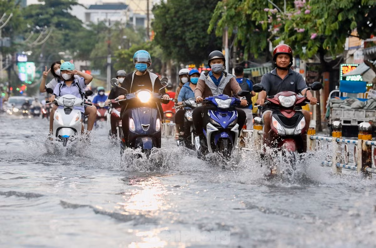 Nhiều tuyến đường quận Gò Vấp (TPHCM) bị ngập sau cơn mưa lớn kéo dài chiều 17/8. Ảnh: DUY ANH