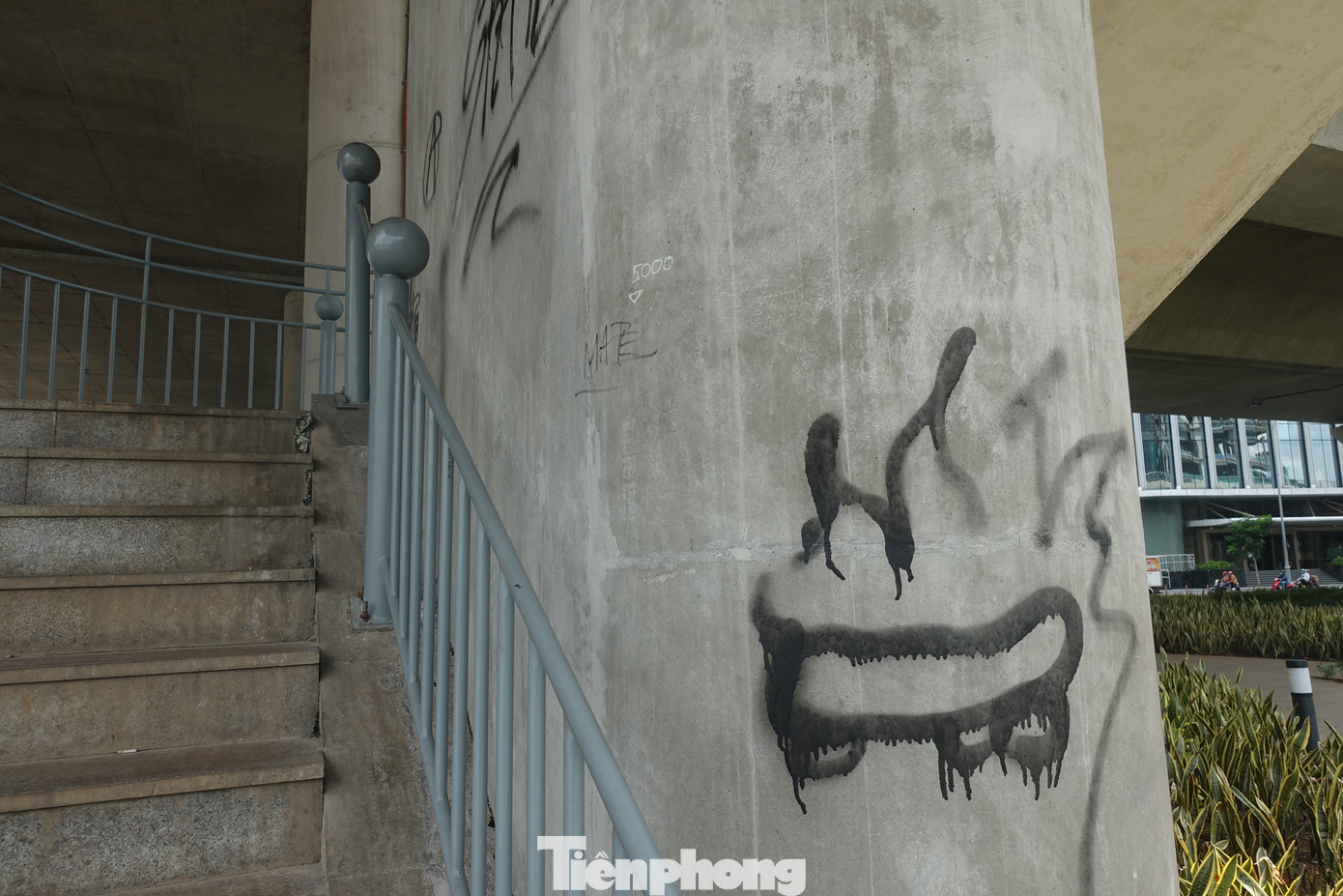 Tình trạng sơn vẽ, gây mất mỹ quan tại các công trình công cộng trên địa bàn TPHCM diễn ra thường xuyên và gây mất mỹ quan. Tình trạng sơn vẽ, gây mất mỹ quan tại các công trình công cộng trên địa bàn TPHCM diễn ra thường xuyên và gây mất mỹ quan.