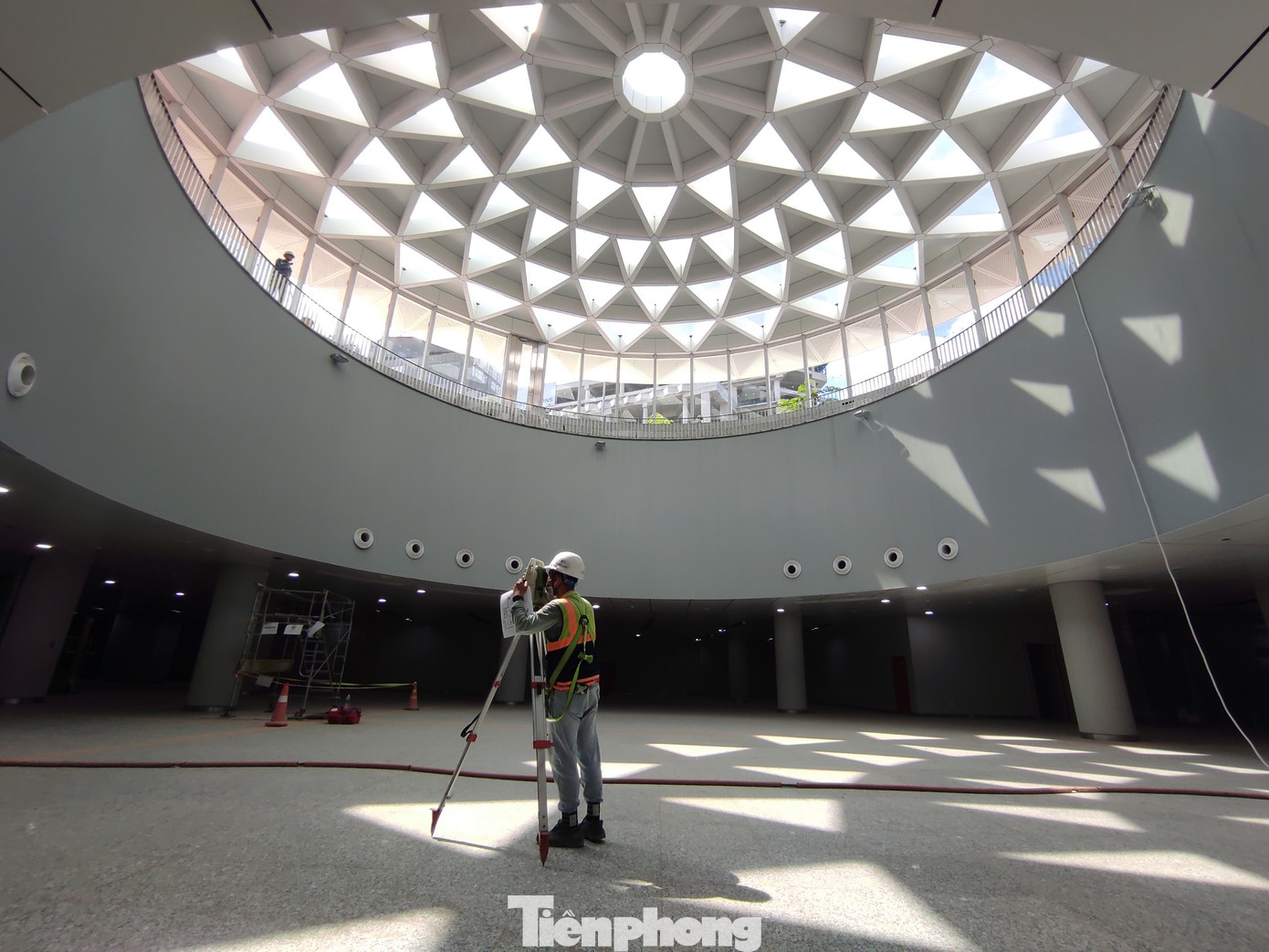 Khu vực giếng trời lấy sáng tự nhiên cao 6 m, đường kính 21,6 m tại ga ngầm Bến Thành. Ảnh: Hữu Huy