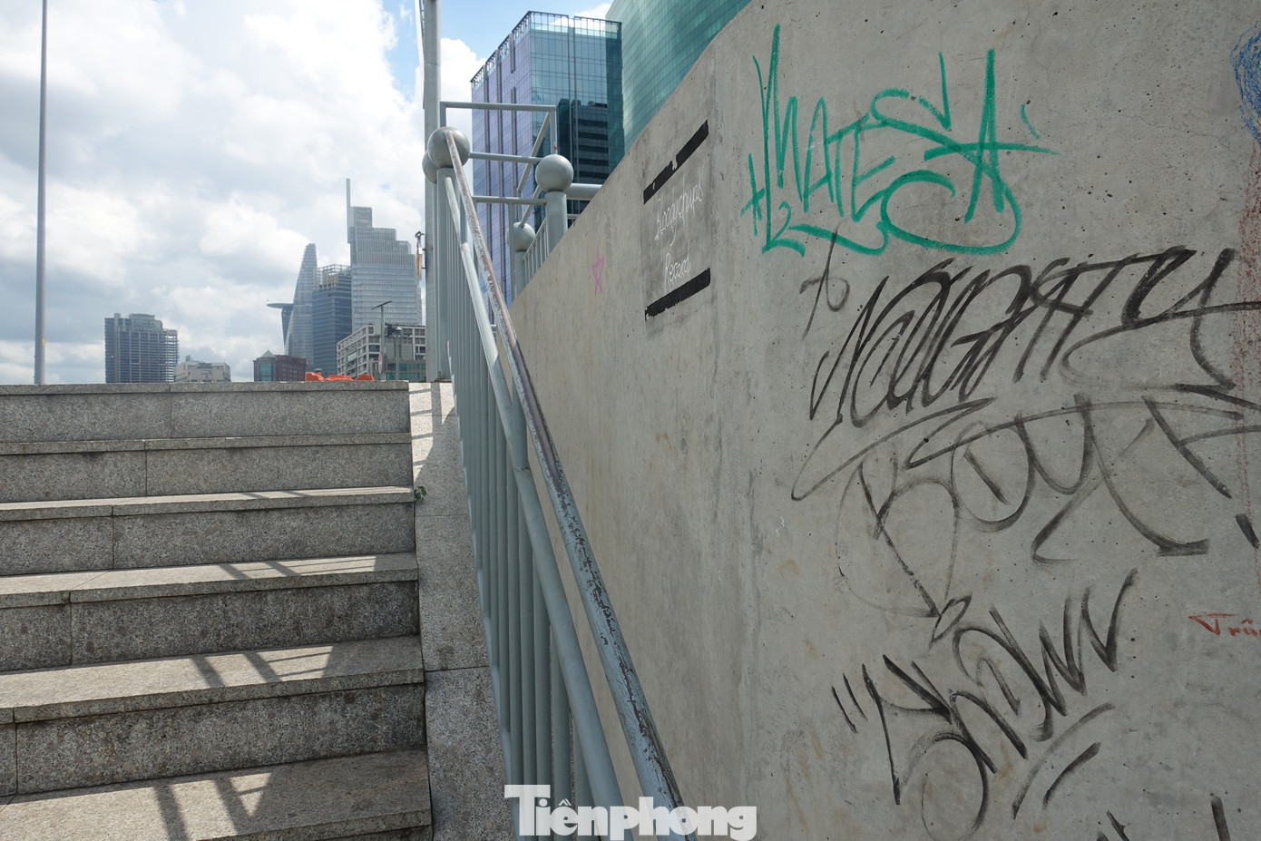 Các ký hiệu, hình vẽ graffiti xuất hiện nhan nhản khắp nơi ở lối lên xuống. Các ký hiệu, hình vẽ graffiti xuất hiện nhan nhản khắp nơi ở lối lên xuống.