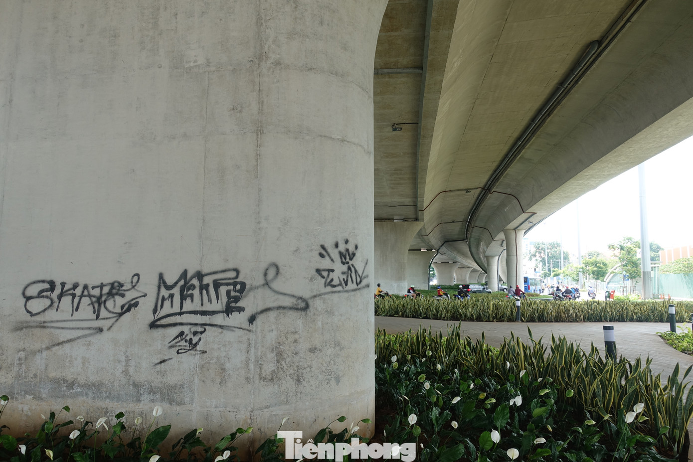 Phía dưới trụ cầu Ba Son (bờ quận 1) cũng xuất hiện một số nét vẽ theo phong cách graffiti. Phía dưới trụ cầu Ba Son (bờ quận 1) cũng xuất hiện một số nét vẽ theo phong cách graffiti.