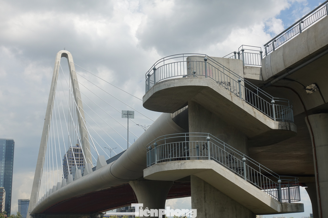 Theo ghi nhận của PV vào trưa 14/8, khu vực trụ cầu và lối cầu thang bộ lên xuống của cầu Ba Son (phía bờ quận 1) có nhiều hình vẽ nguệch ngoạc mới lẫn cũ xen kẽ. Theo ghi nhận của PV vào trưa 14/8, khu vực trụ cầu và lối cầu thang bộ lên xuống của cầu Ba Son (phía bờ quận 1) có nhiều hình vẽ nguệch ngoạc mới lẫn cũ xen kẽ.