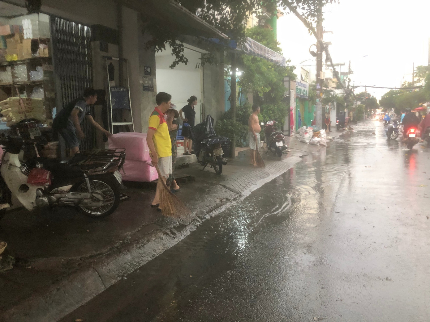 &quot;Bình thường khi ngập do mưa thì nước sẽ rút nhanh, tầm khoảng 30 phút sau mưa nước sẽ rút dần. Nhưng khi vừa có mưa to, vừa kết hợp triều cường thì nước sẽ thoát chậm, thời gian ngập nước sẽ lâu hơn&quot;- ông Trịnh Minh Hoàng (người dân sống ở khu vực) chia sẻ.