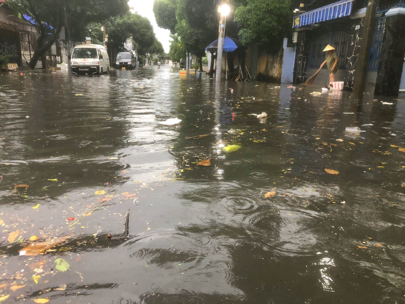 Bên cạnh đó, một số tuyến đường quanh khu vực chợ Thủ Đức như Tô Ngọc Vân, Dương Văn Cam, Đặng Thị Rành... cũng xảy ra tình trạng ngập úng.