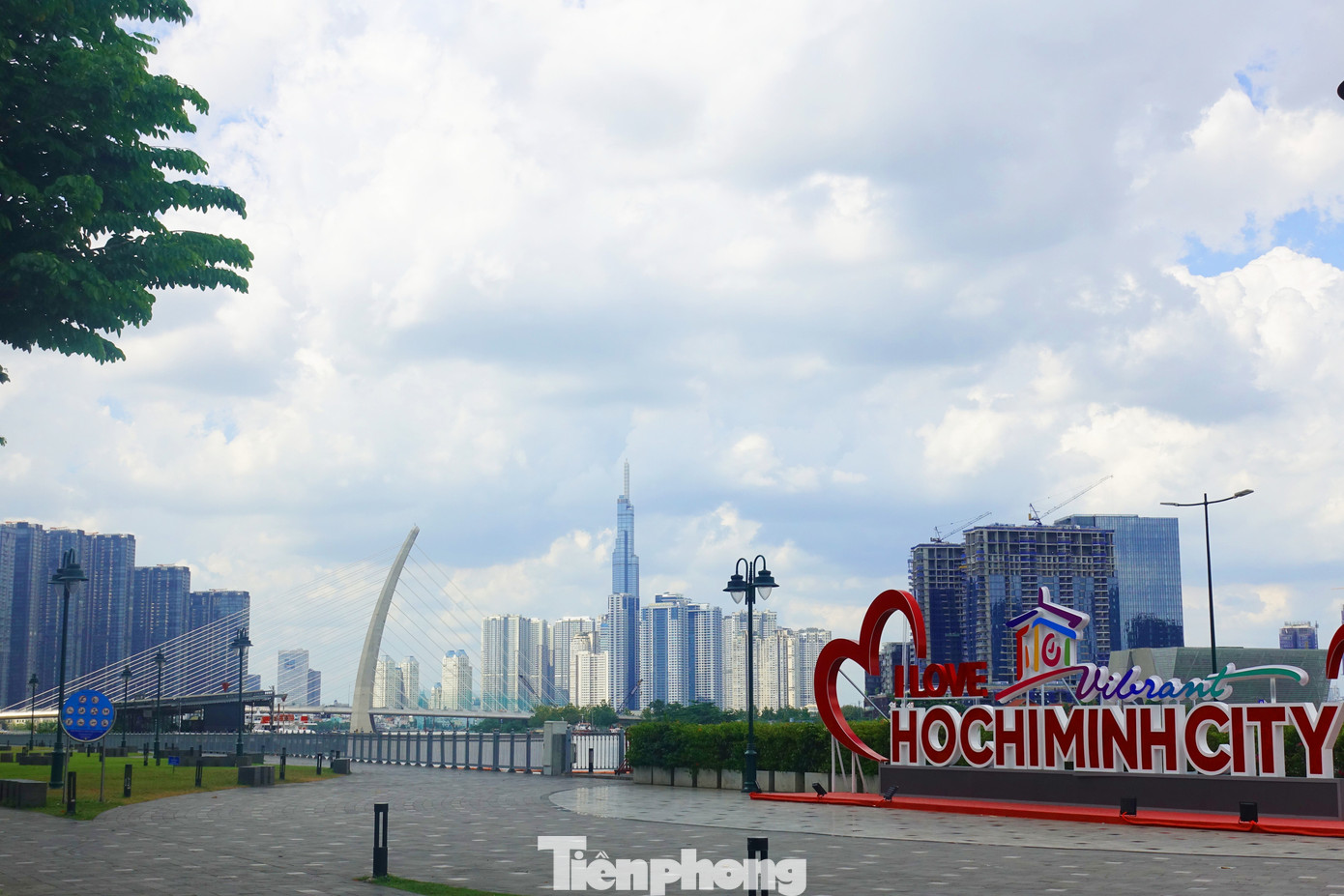 Cầu có chiều dài hơn 1.400m với 6 làn xe; thiết kế dây văng với trụ tháp chính được xem là biểu tượng cổng chào từ trung tâm TPHCM qua khu đô thị mới Thủ Thiêm. Công trình này được kỳ vọng là điểm nhấn kiến trúc nổi bật trên sông Sài Gòn. Cầu có chiều dài hơn 1.400m với 6 làn xe; thiết kế dây văng với trụ tháp chính được xem là biểu tượng cổng chào từ trung tâm TPHCM qua khu đô thị mới Thủ Thiêm. Công trình này được kỳ vọng là điểm nhấn kiến trúc nổi bật trên sông Sài Gòn.