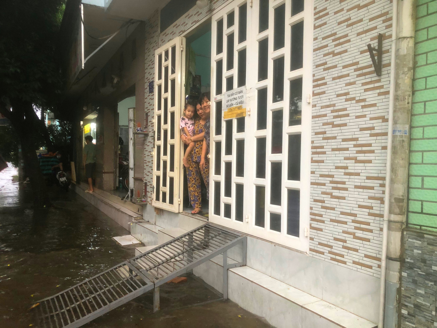 Ông Hồ Thanh Long (60 tuổi, người dân khu vực) cho biết, tình trạng ngập úng mỗi khi mưa lớn đã xảy ra từ nhiều năm qua. &quot;Một số hộ dân phải nâng nền nhà lên cao từ 0,5 đến hơn 1 mét so với mặt đường để tránh ngập&quot;- ông Long cho hay.