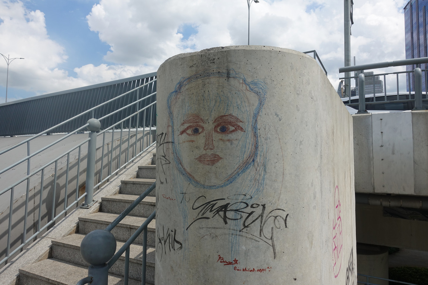 Một số hình vẽ nguệch ngoạc cùng với những hình vẽ, chữ ký, tên của một người tham quan nào đó lưu lại trên khu vực cầu thang bộ hành. Một số hình vẽ nguệch ngoạc cùng với những hình vẽ, chữ ký, tên của một người tham quan nào đó lưu lại trên khu vực cầu thang bộ hành.