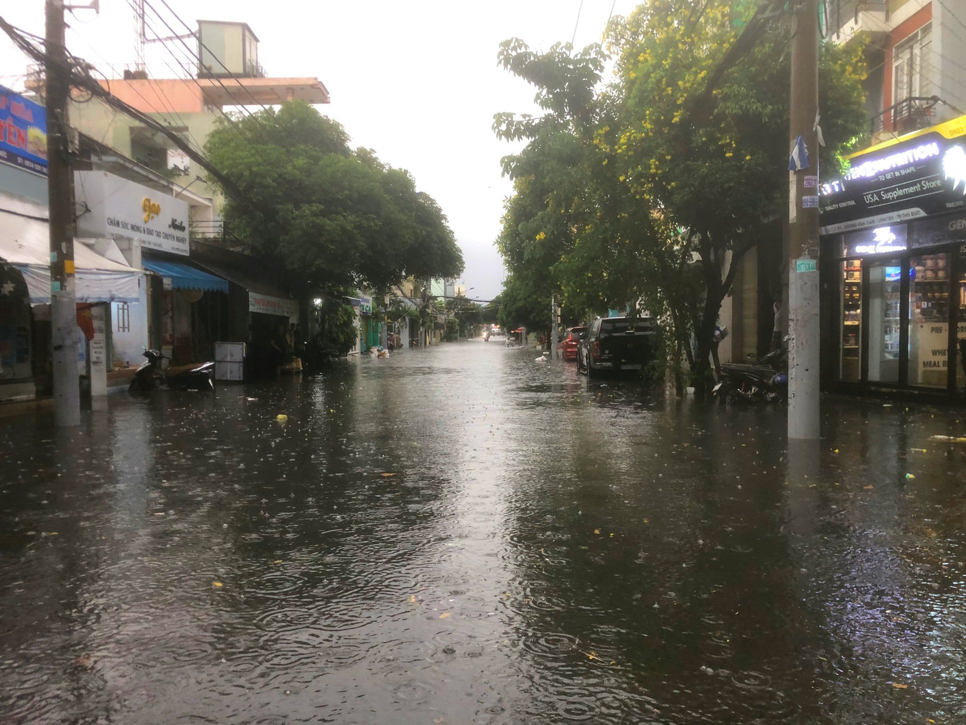 Trong đó, một đoạn đường Dương Văn Cam (phường Linh Tây, TP Thủ Đức) bị ngập sâu, nhiều người tham gia giao thông phải điều khiển phương tiện "né" điểm ngập này.