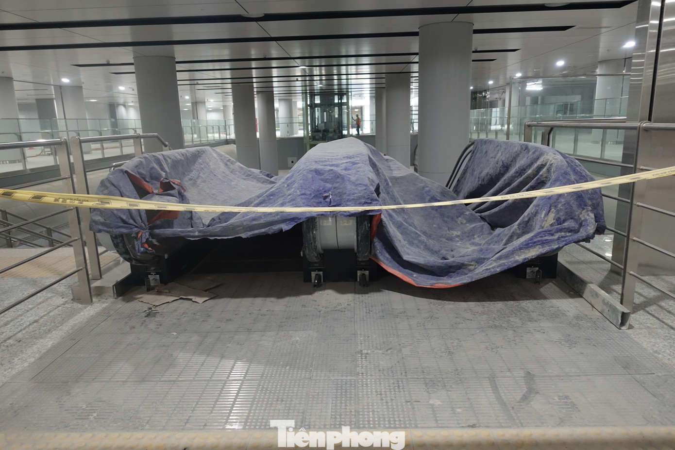 Thang cuốn từ tầng B1 xuống tầng ke ga vừa được lắp đặt. Thang cuốn từ tầng B1 xuống tầng ke ga vừa được lắp đặt.