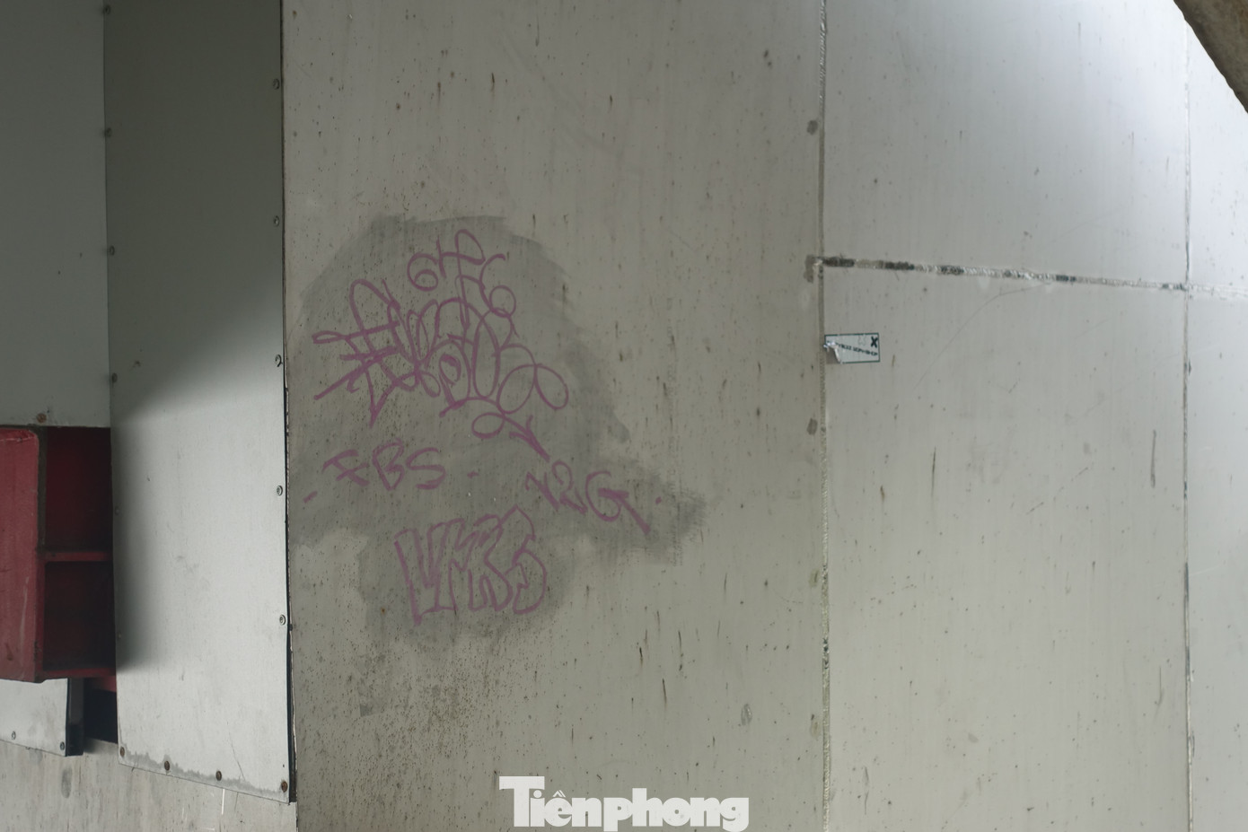 Một số nét vẽ cũ đã được tẩy xóa, nay lại bị vẽ đè lên bởi những hình ảnh khác. Một số nét vẽ cũ đã được tẩy xóa, nay lại bị vẽ đè lên bởi những hình ảnh khác.