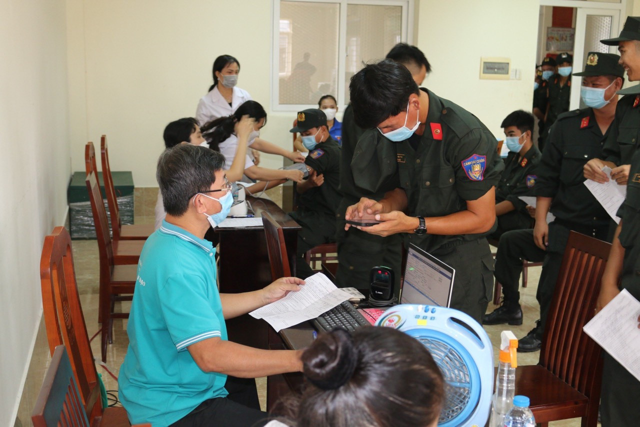 Từ sáng sớm, hàng trăm cán bộ chiến sĩ đã hăng hái đăng ký hiến máu.