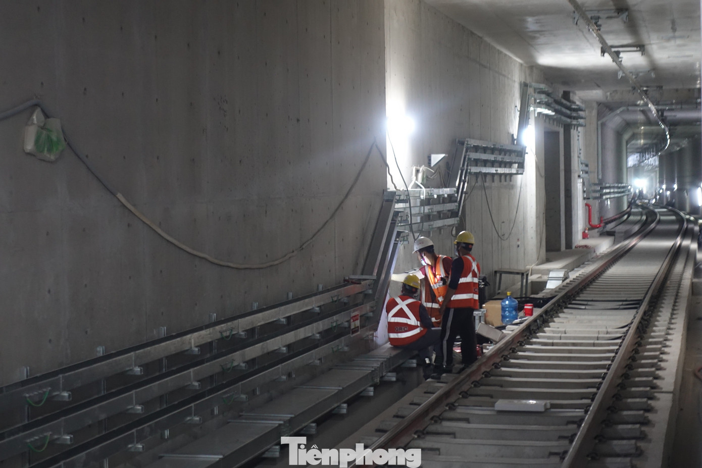 Các công nhân đang tất bật hoàn thiện các hạng mục còn lại. Các công nhân đang tất bật hoàn thiện các hạng mục còn lại.