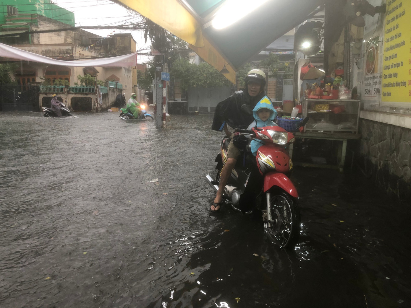 Theo ghi nhận của PV, chiều 14/8, khu vực phía đông TPHCM xuất hiện mưa lớn trên diện rộng. Trong cơn mưa nặng hạt, nhiều tuyến đường ở TP Thủ Đức (TPHCM) đã xảy ra tình trạng ngập úng cục bộ như: đường Hồ Văn Tư, Lã Xuân Oai, Đặng Văn Bi, Hiệp Bình,…