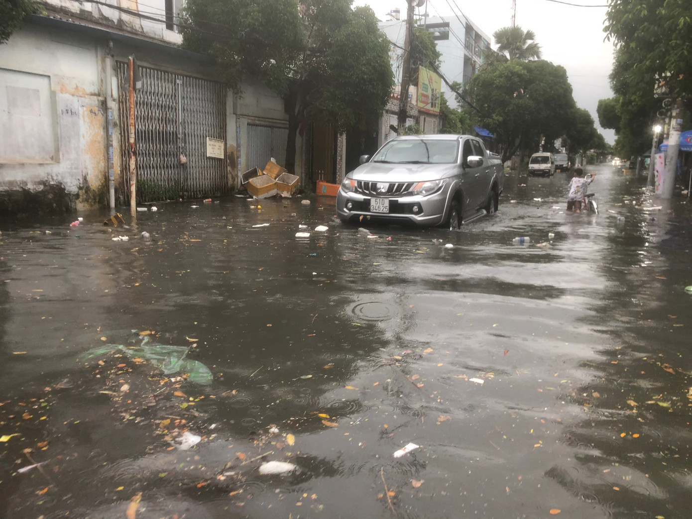 Mưa lớn gây ngập úng trên đường Dương Văn Cam (TP Thủ Đức) vào chiều 14/8. Mưa lớn gây ngập úng trên đường Dương Văn Cam (TP Thủ Đức) vào chiều 14/8.