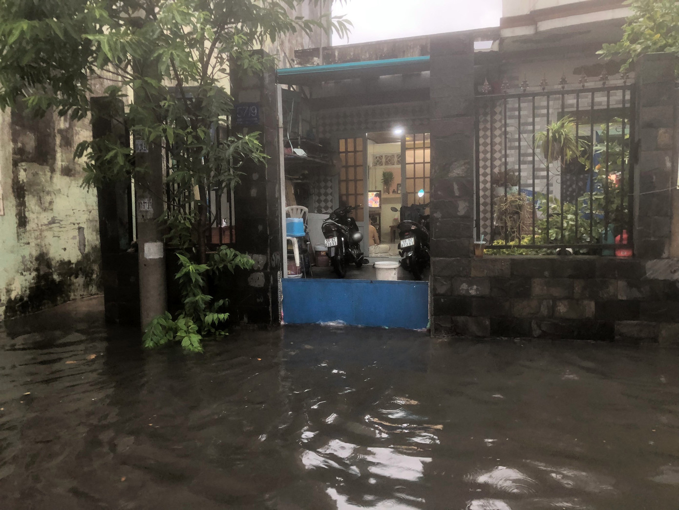 Nhiều hộ dân phải lắp rào chắn để ngăn nước và rác thải tràn vào nhà.