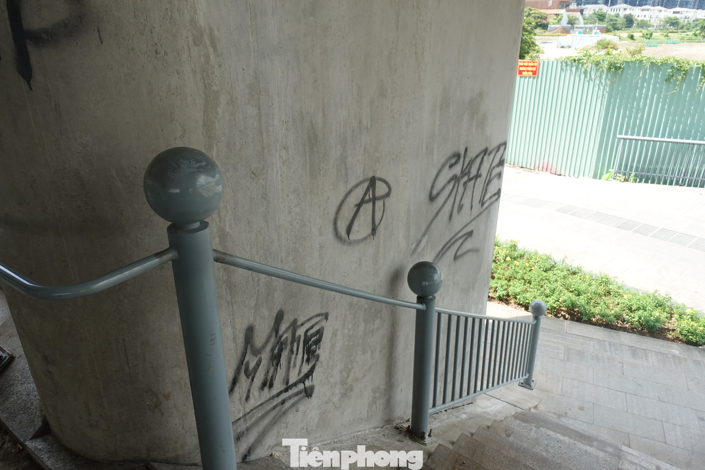 Cầu Ba Son lại bị vẽ bậy chi chít ảnh 5